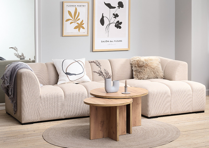 Beige sofa med sjeselong og et ikonisk design