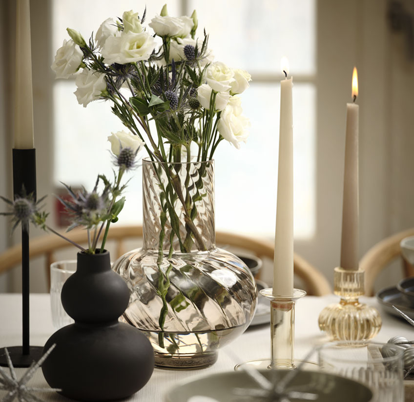 VILLY dekorativ glassvase og ROBERT sort vase Du kan pynte opp bordet med kunstige eller friske blomster i ulike vaser