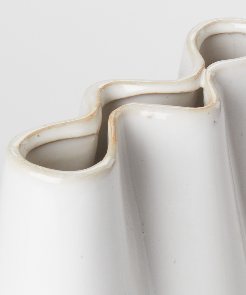 Organisk moderne hvit vase med flytende, bølgete kanter