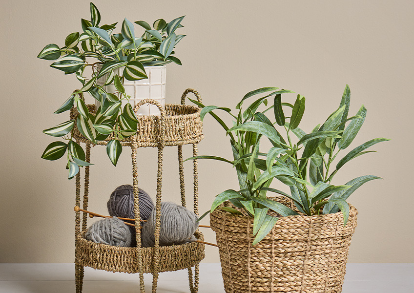Kunstige planter og pidestall med organisk preg