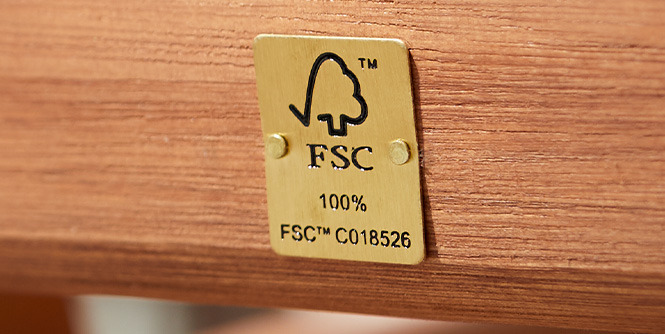 Metallplakett med FSC logo på tremøbler