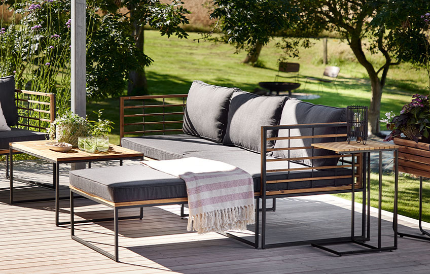 Loungesofa og loungestoler laget av massiv akasie på en terrasse