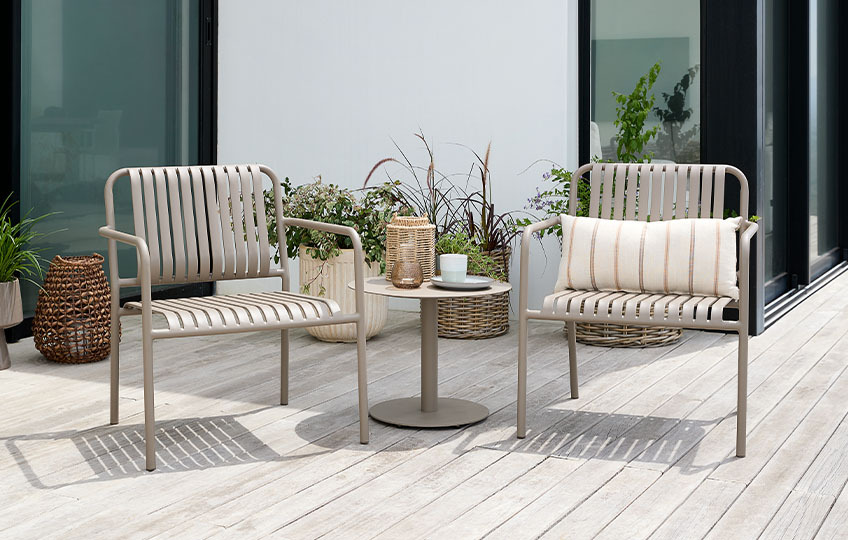 Loungestoler til hagen og hagebord laget av aluminium og stål