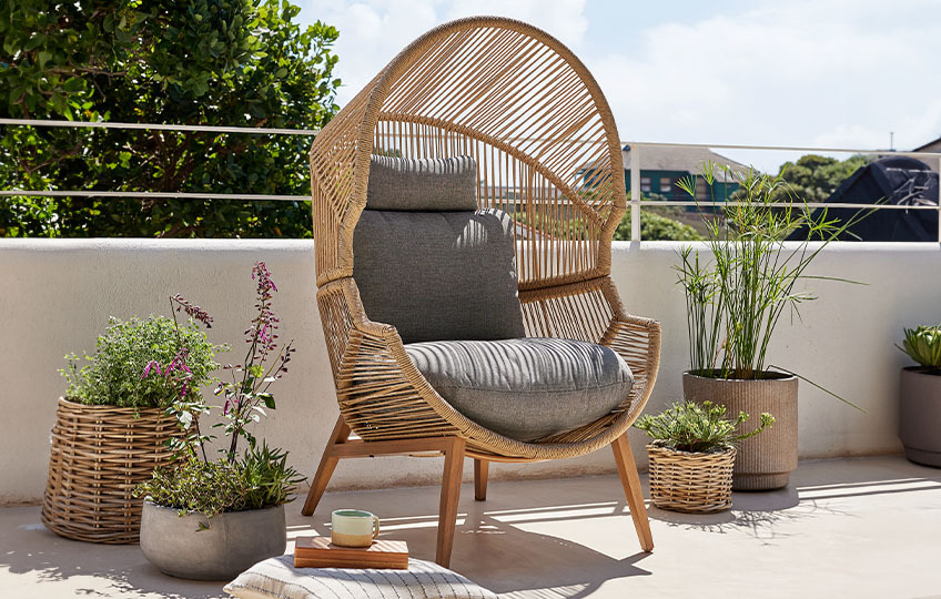 Loungestol til hagen med baldakin eller skygge laget av polyetylen