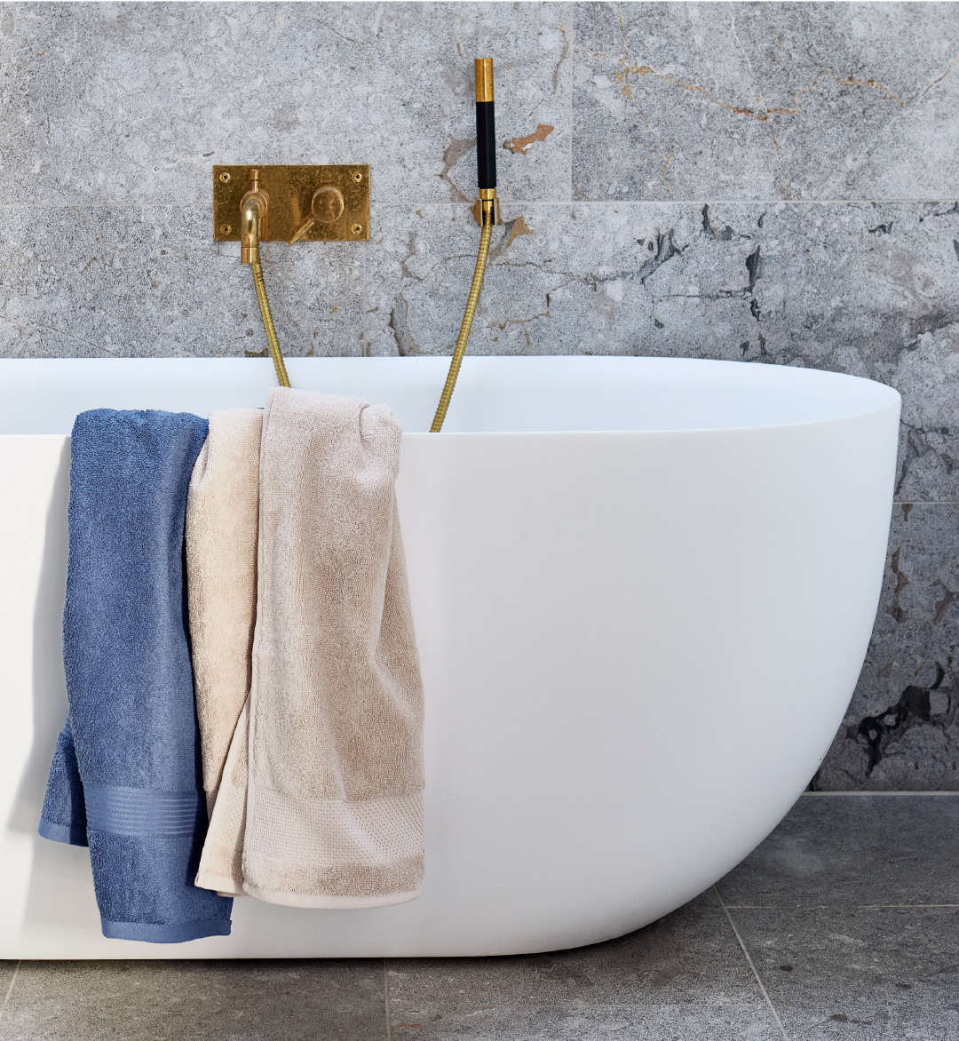 Blått og beige håndklær på et bad