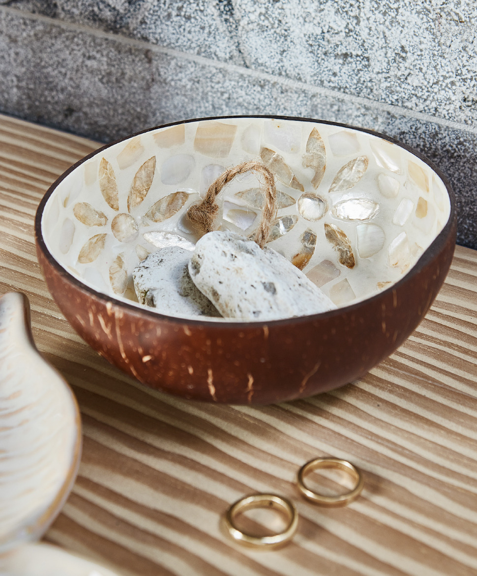 Dekorativ kokkosnøtt skål med mosaikk
