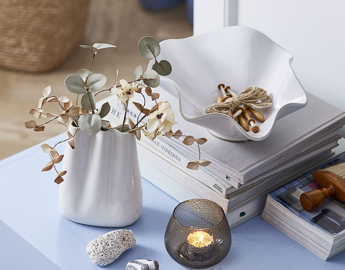 CARLO vase, LAUST kunstig blomst, HILMIR bolle og ALLAN telysholder Hvit vase med kunstige blomster, hvit bolle og telysholder i glass