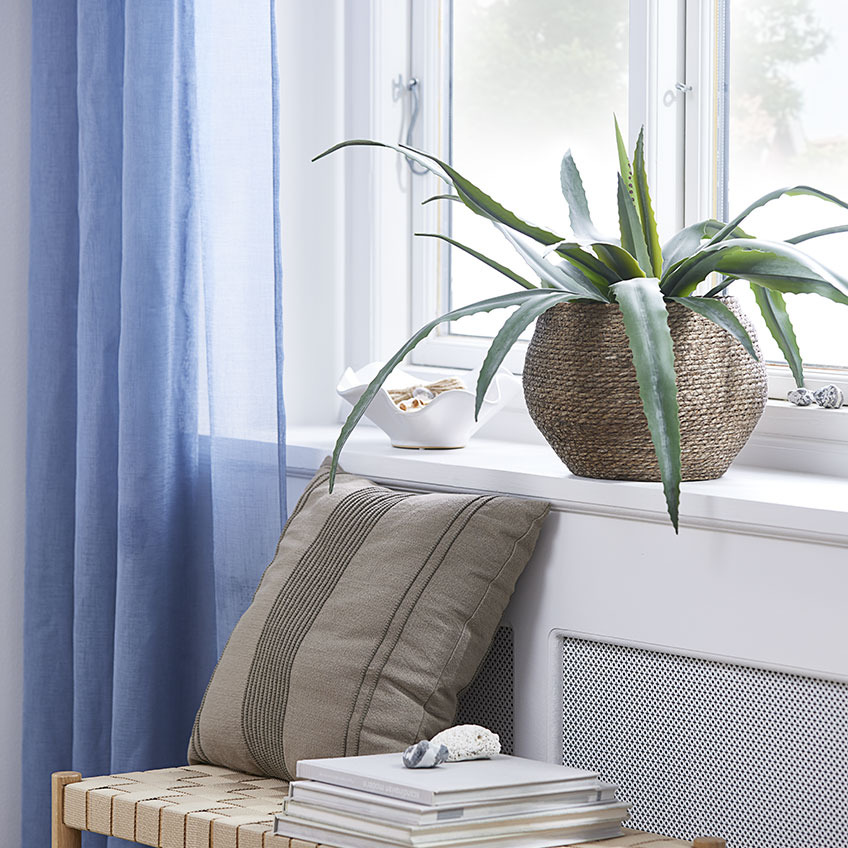 NATTLILJA pute og SIVERT kurvpotte med CELIUS kunstig plante En vinduskarm med kunstig plante i en kurvpotte