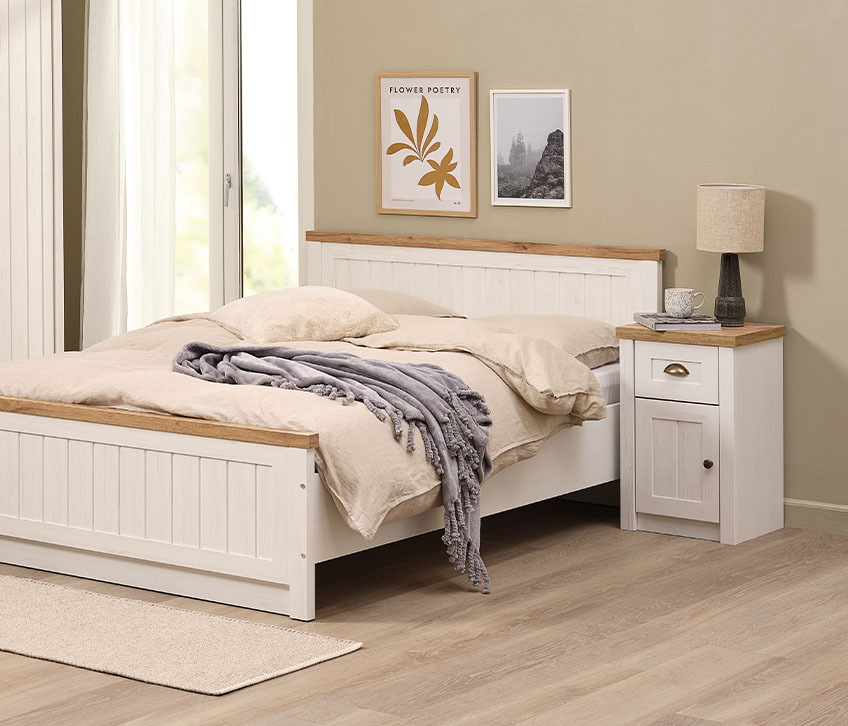 Alternativer for oppbevaring på soverommet inkludert en sengeramme og nattbord med oppbevaringsmuligheter