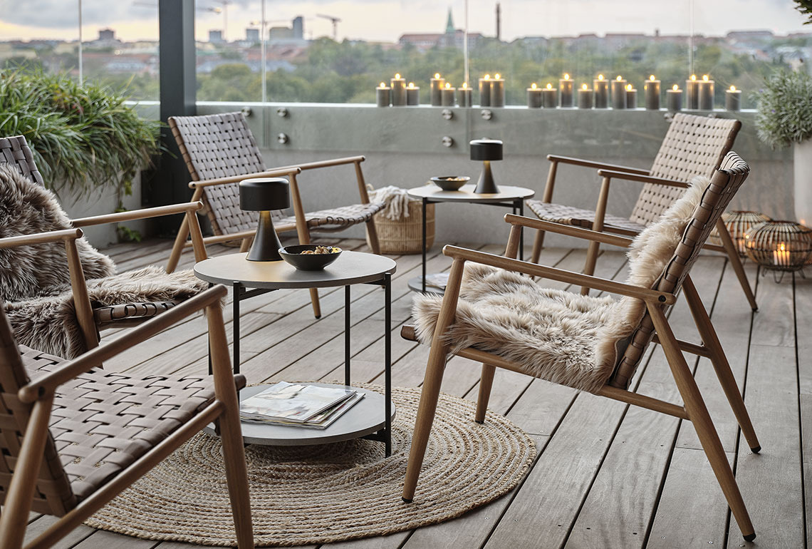 Loungestoler og et loungebord på en koselig balkong