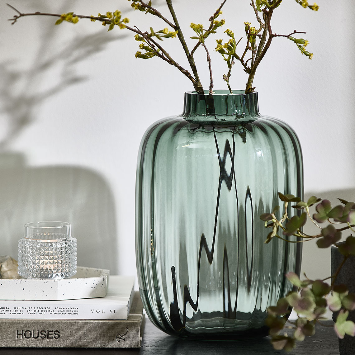 Telysholder i klart glass og glassvase med riller