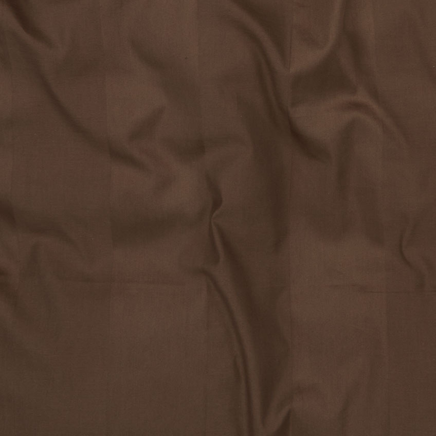 Nærbilde av sjokoladebrunt sengetøy i bomull og bambusviskose som inkluderer dynetrekk og putevar 