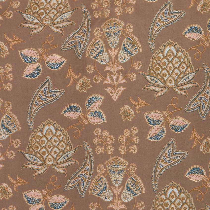 Nærbilde av sengesettet i jordfarge med Paisley mønster