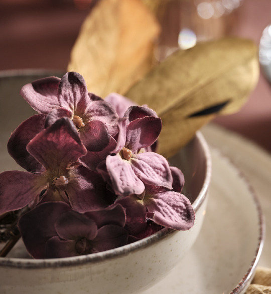 Kunstige blomster i farger gir liv til borddekkingen