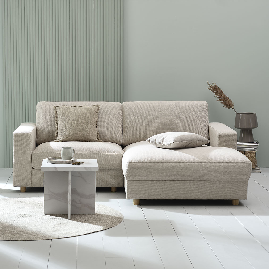 Beige 2-seters sofa med sjeselong i en moderne og minimalistisk stue