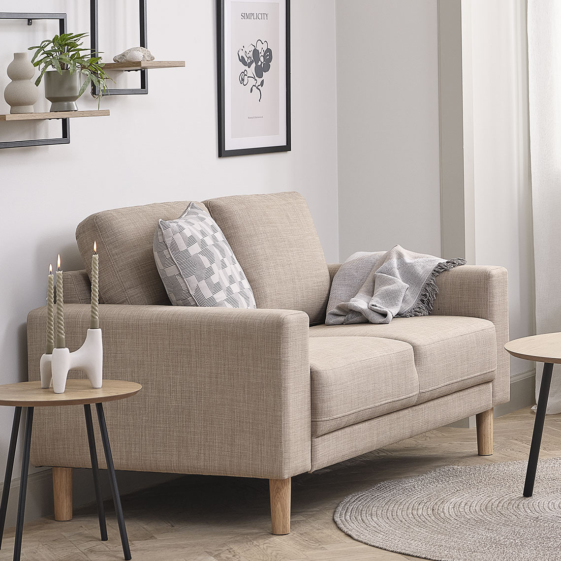 Beige 2-seters sofa i et hyggelig hjørne