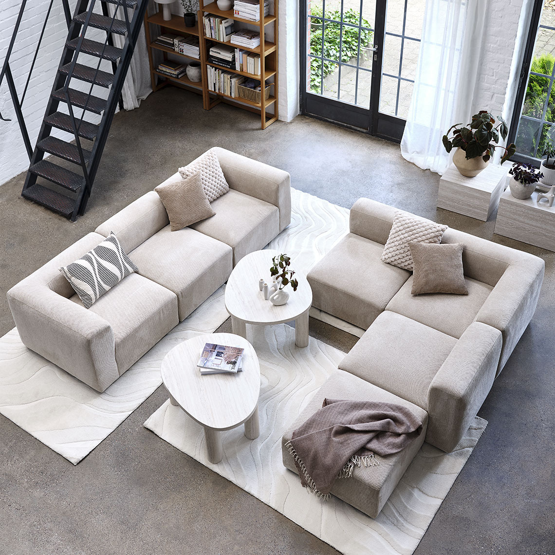 Beige modulsofa sentrert i en stor stue