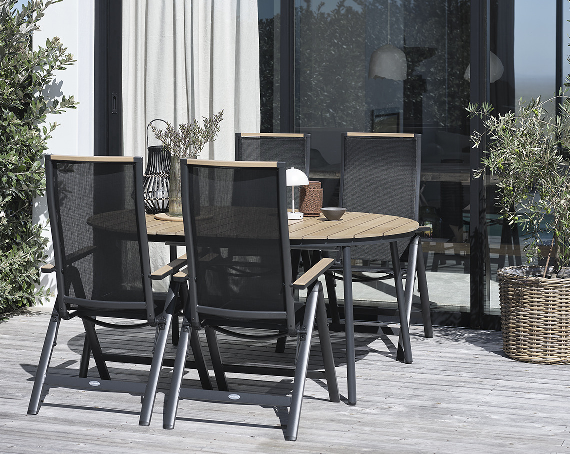 TAGEHOLM hagebord med BREDSTEN hagestoler Ovalt hagebord med hagestoler på en uteplass