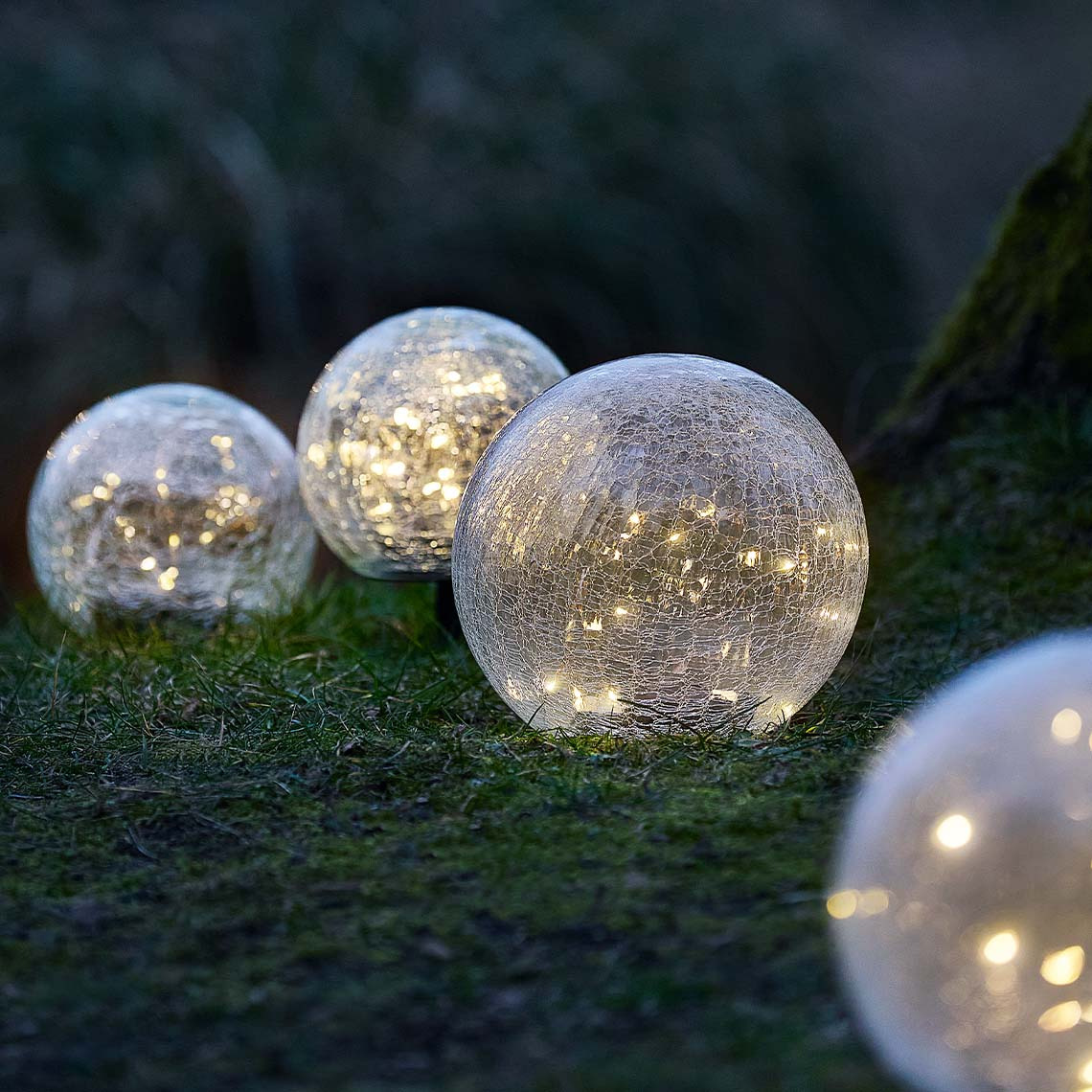 HAVSVALE solcellelampe er tilgjengelig i to størrelser Runde solcellelamper med glasskuppel