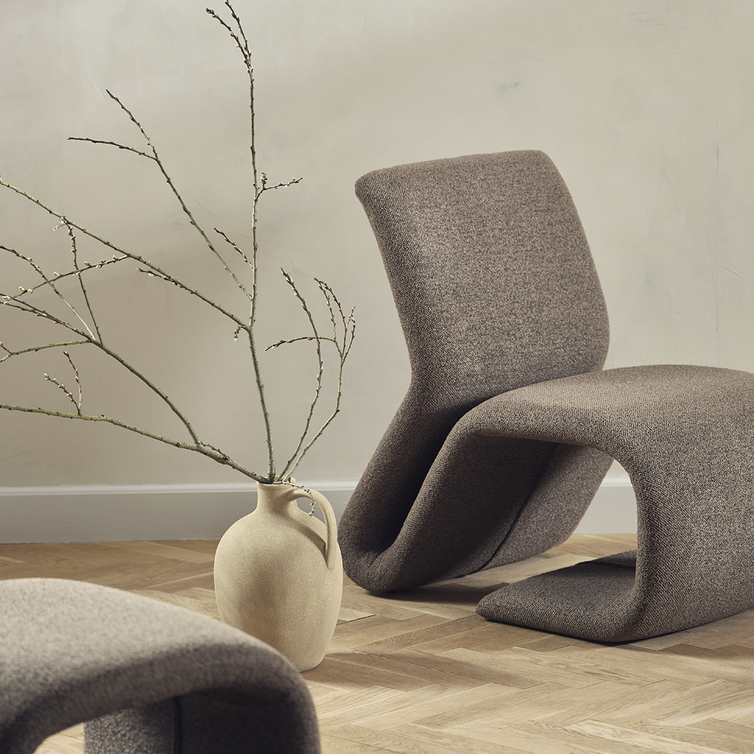 KJARTAN vase og GULDBJERG lenestol Beige vase og lenestol