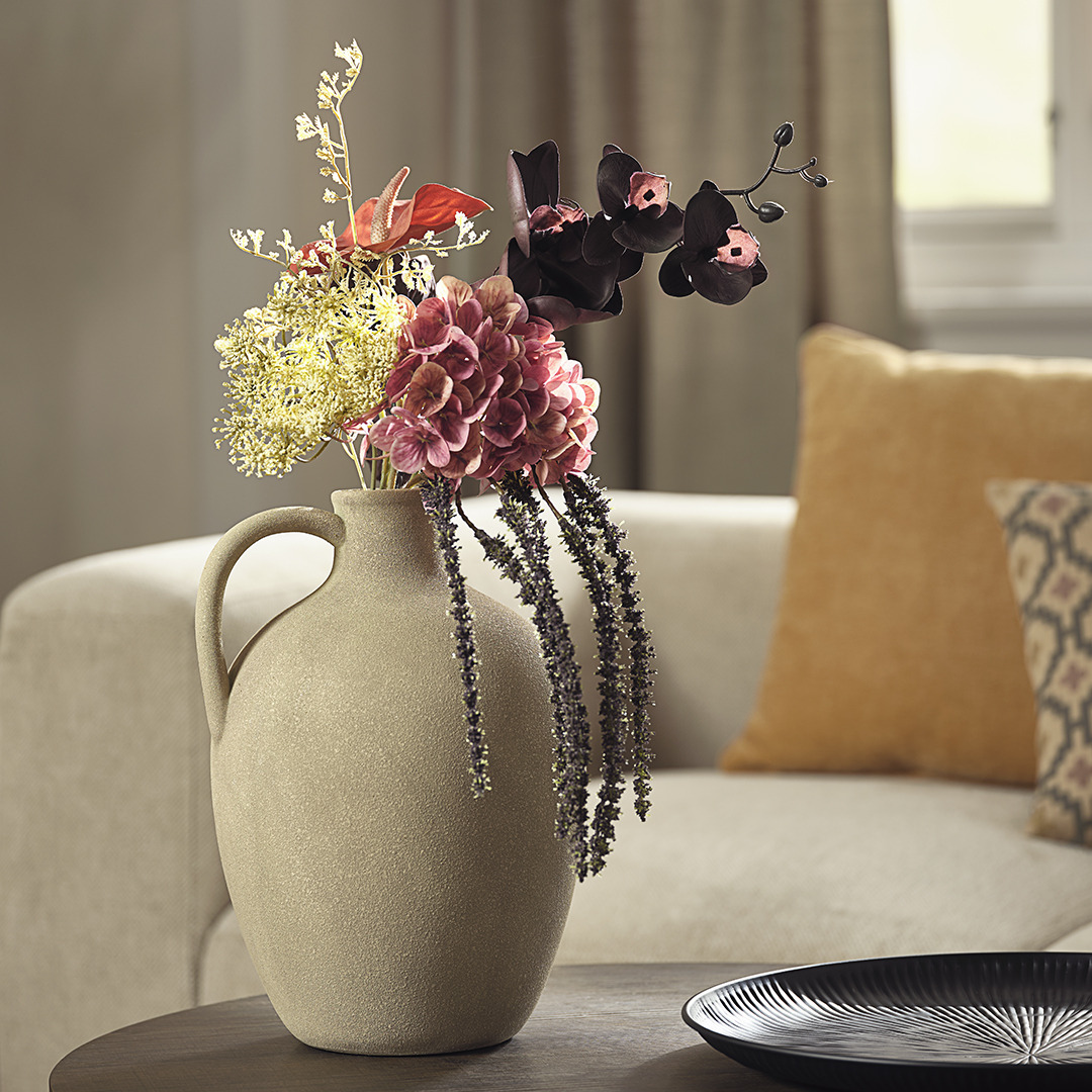 KJARTAN vase og GODFRED kunstige blomster Vase med kunstige blomster i stuen