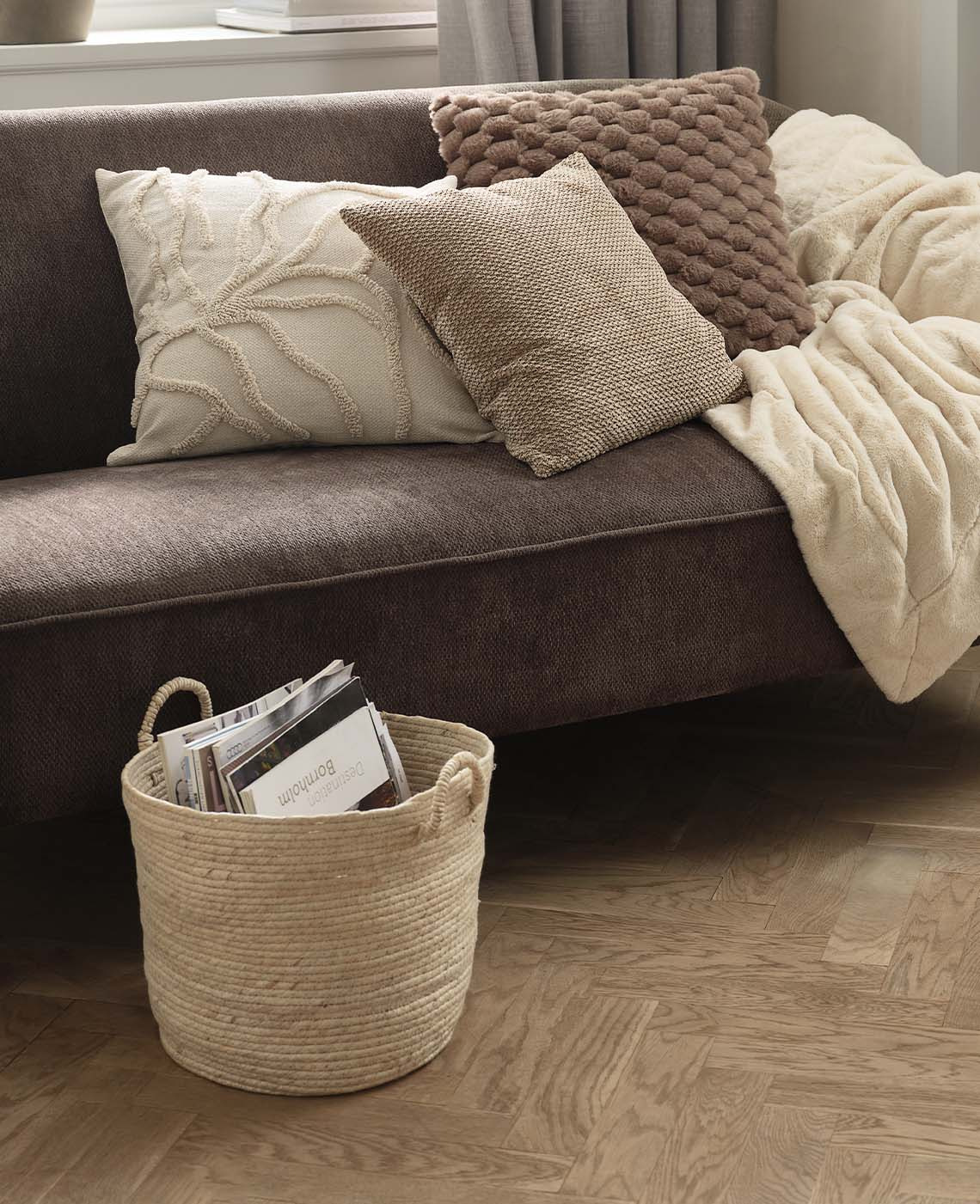 JUSTIN kurven er laget av maisblader En flettet kurv laget av maisblader i en naturlig beige farge