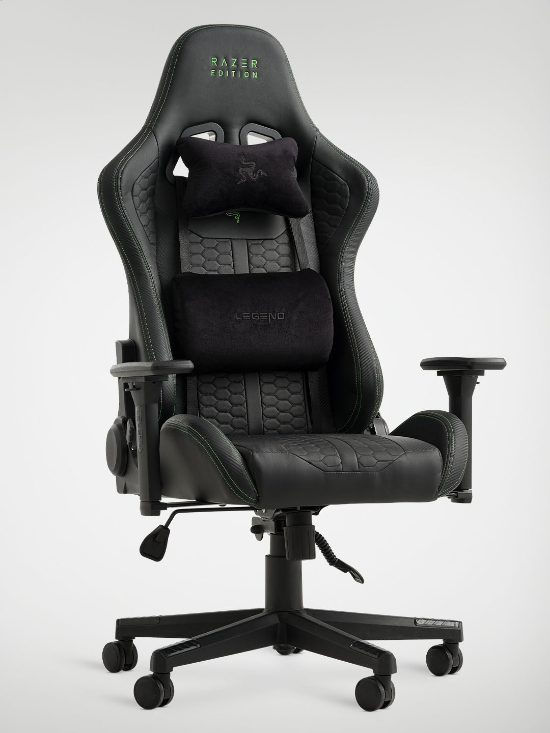 TYPE Z – RAZER EDITION™ BY LEGEND gamningstol En svart razer- gamingstol har høy ryggstøtte, justerbare armlener og plysjputer for ergonomisk støtte og komfort.