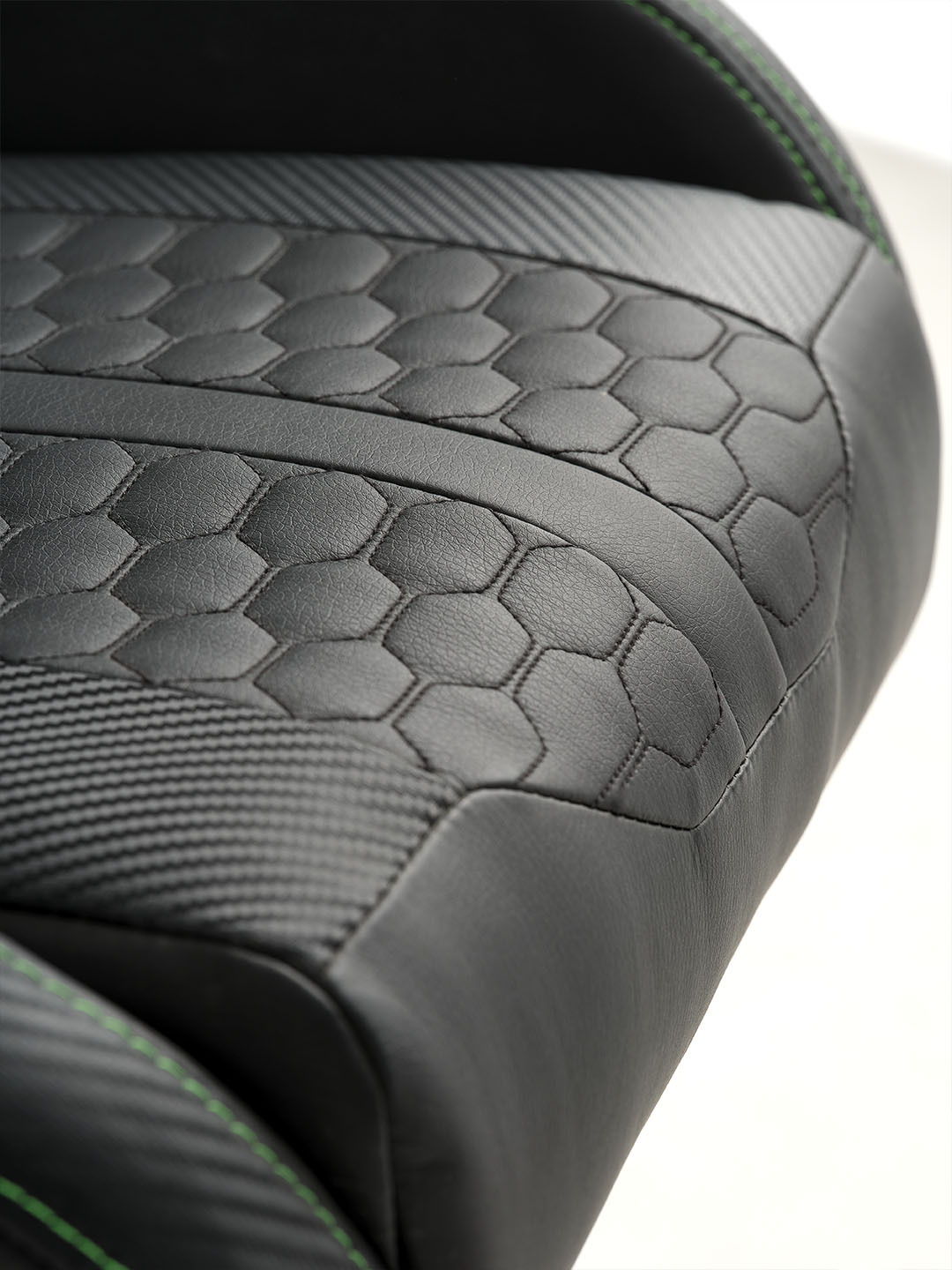 TYPE Z – RAZER EDITION™ BY LEGEND gamningstol Svart razer gamingstolsete med sekskantmønster og karbonfiberaksenter.