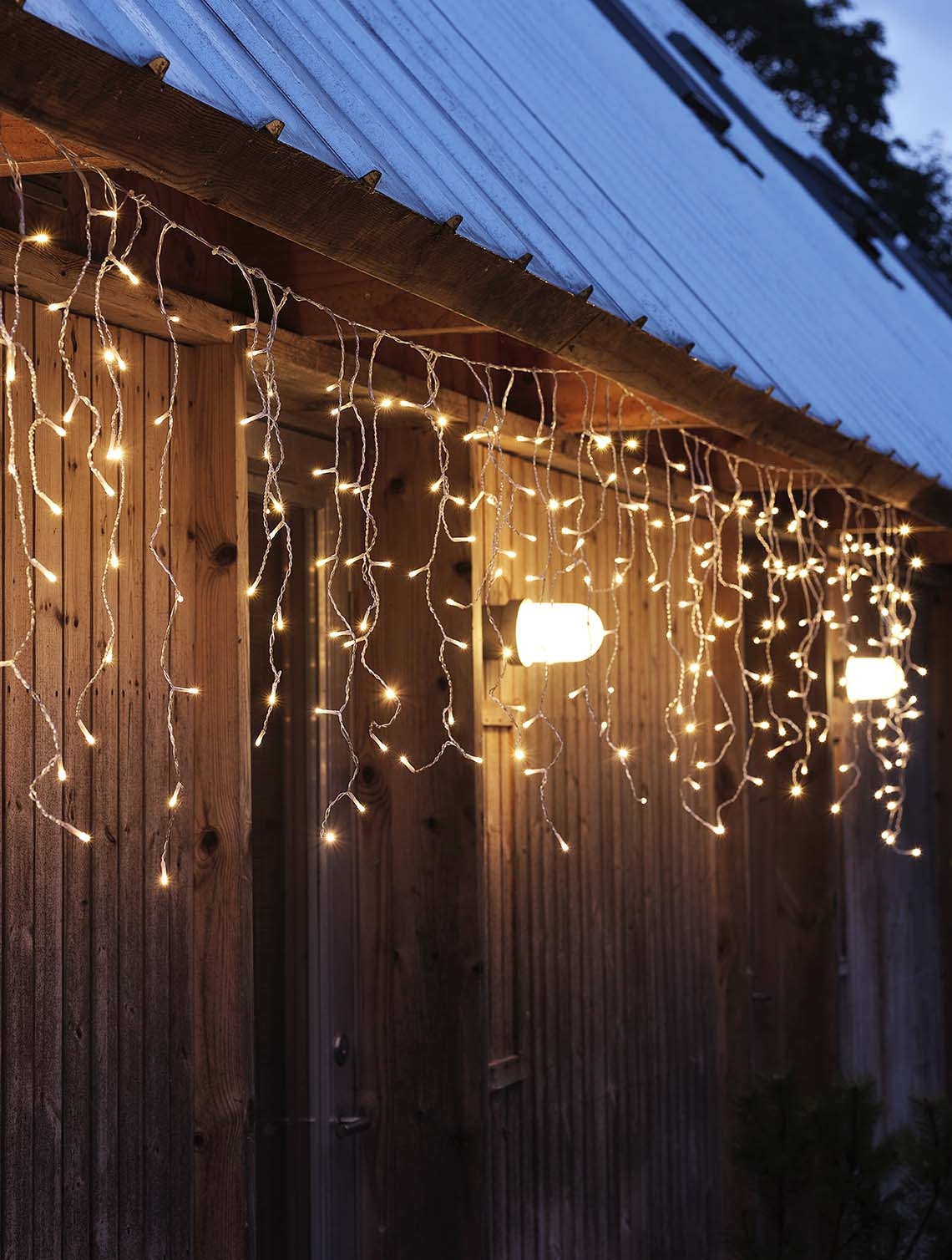 Lyslenke som skinner i mørket, hengt på en fasadevegg i hjemmet 