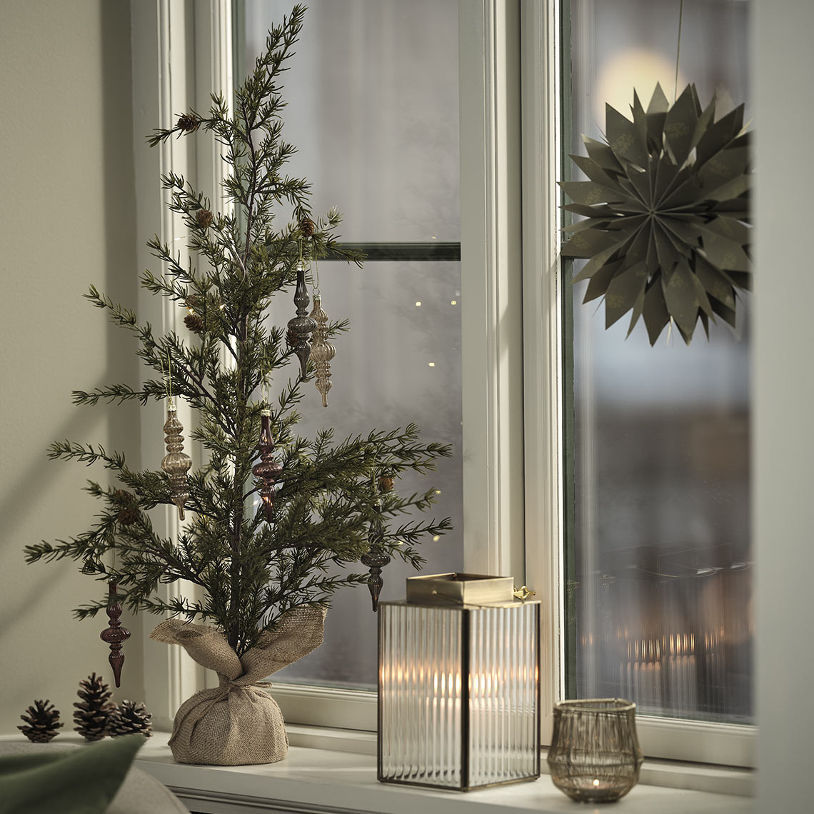 FENRIR juletre med LUCIA dekorasjoner, UVIT lykt, SAFRAN telysholder og HRYM papirstjerne Telysholder, lykt og kunstig juletre med dekorasjoner i vinduskarmen