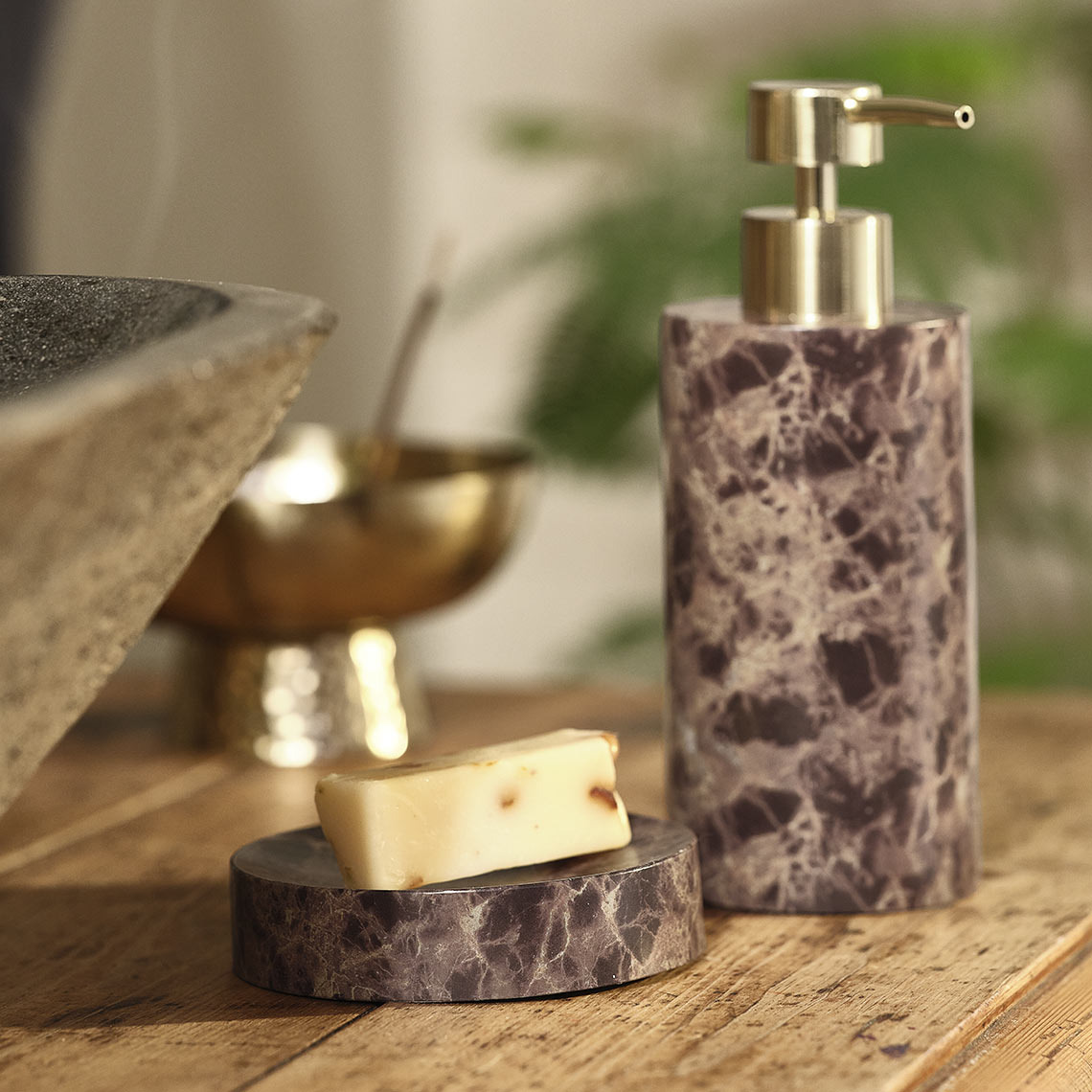 MAKARYD såpedispenser og pynteskål Baderomstilbehør i brun marmorlook