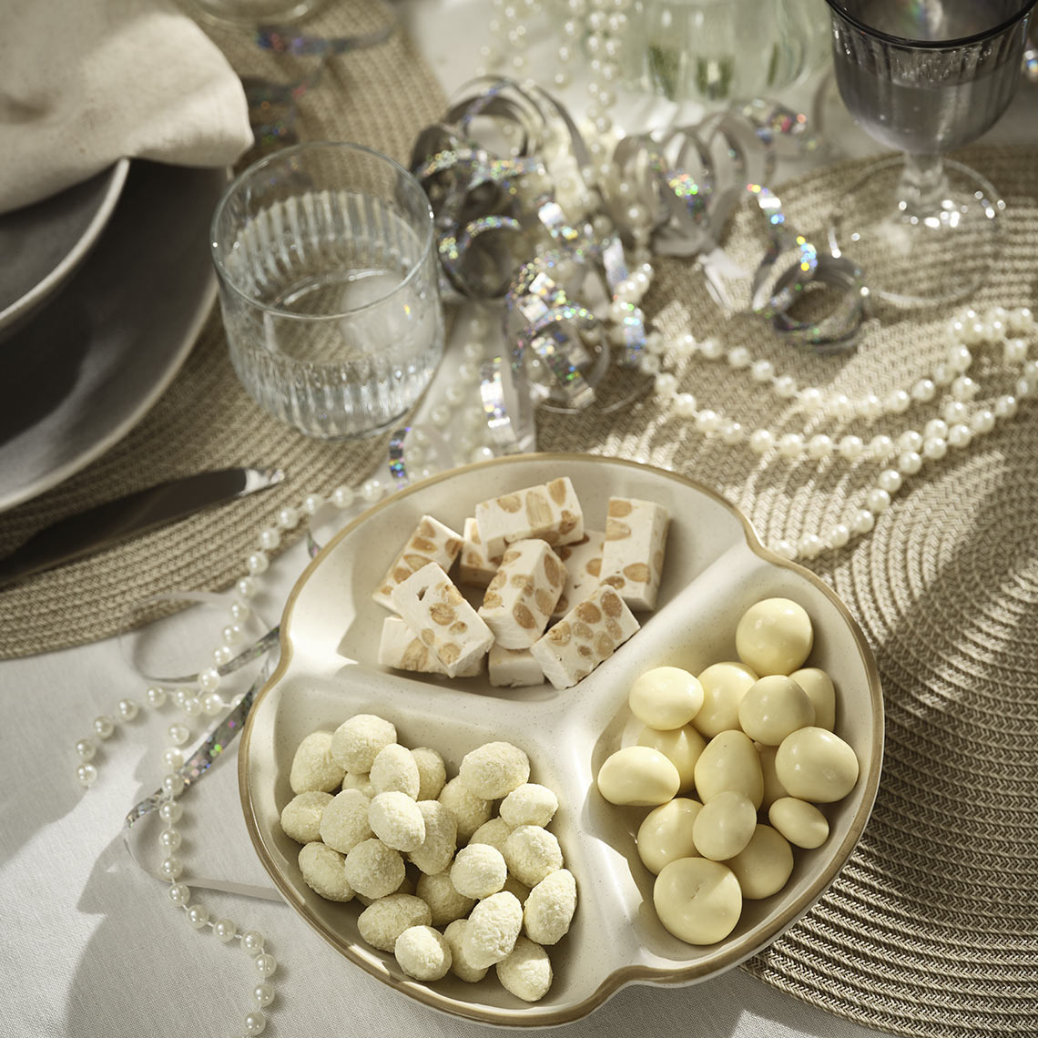 JENSEN skål med tre inndelte rom Hvit skål i inndelt i tre seksjoner med snacks