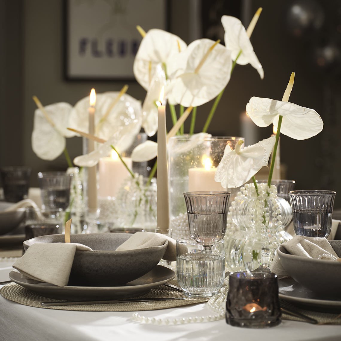 GUDMAN telysholder og ELIAS skåler og tallerkener Servise med skåler, tallerkener, glass og telys lysestaker