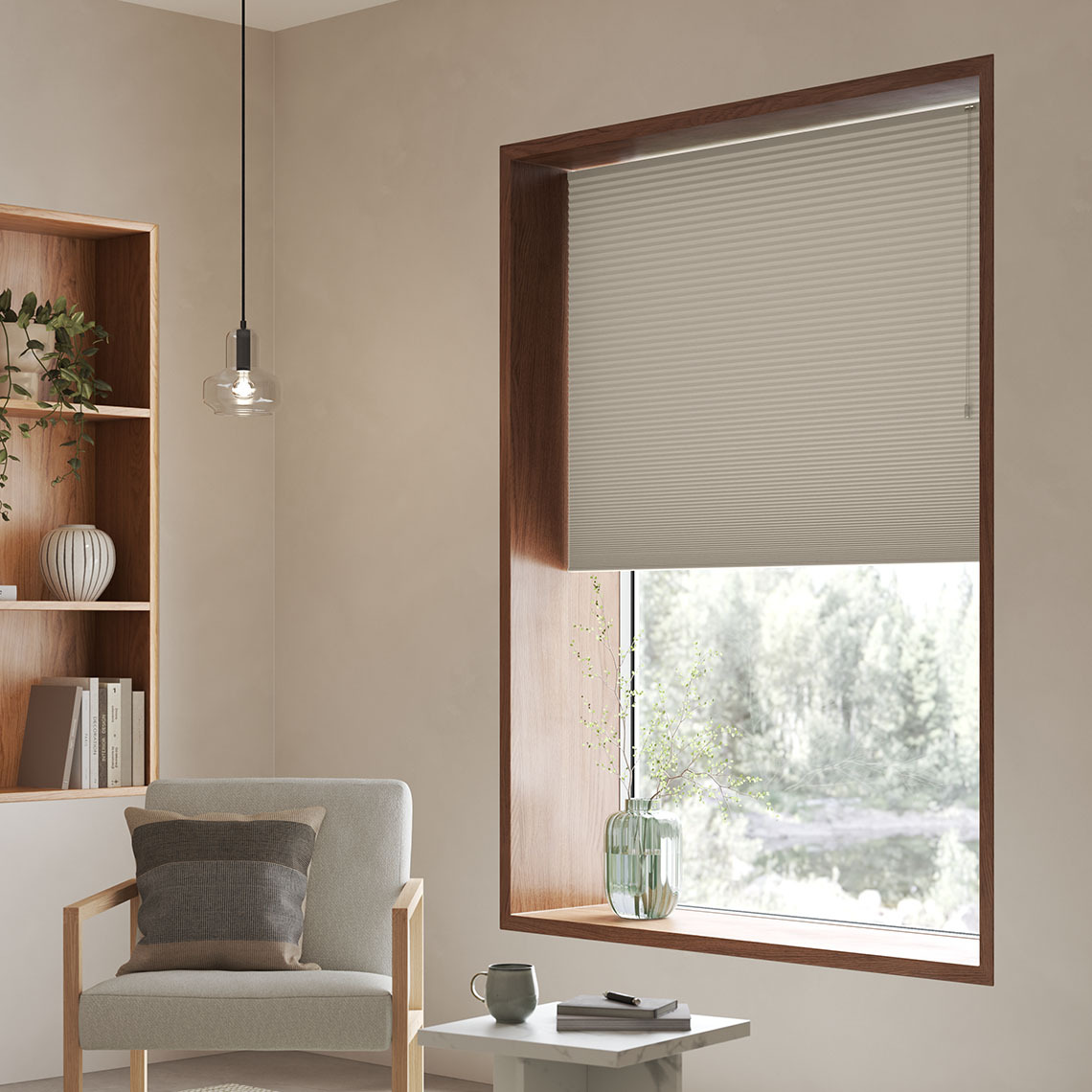 Lystett plissegardin med cellestruktur i stuevinduet