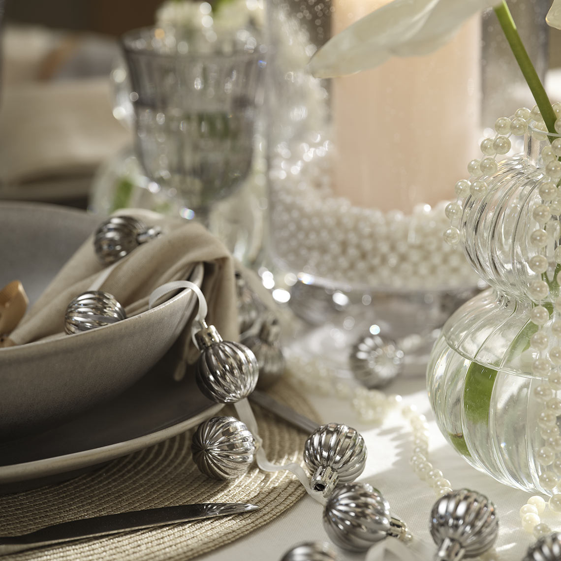 HELIOTROP julekuler Julekuler på en snor på et middagsbord