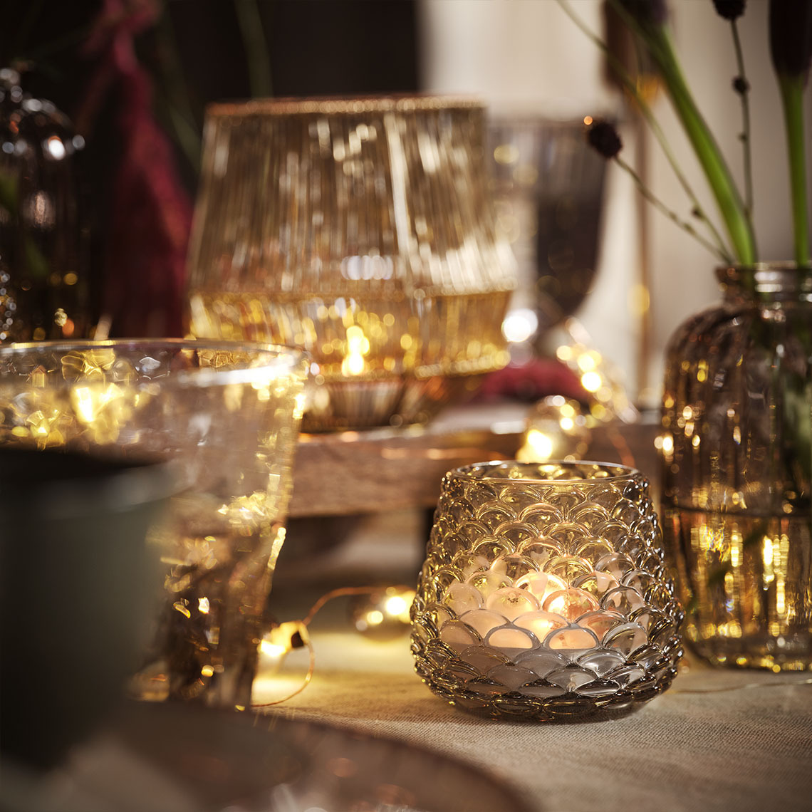 BIFROST telysholder Spisebord opplyst av stearinlys, telys i telysholdere og lyslenker