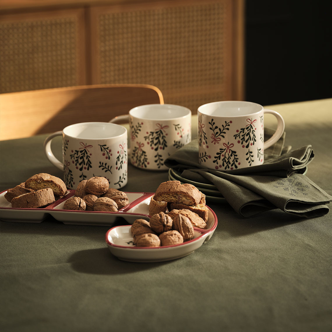 LIN julekrus, LIN serveringsfat og STJERNESTEN tøyserviett Julekrus, bolle og juleservietter på et bord