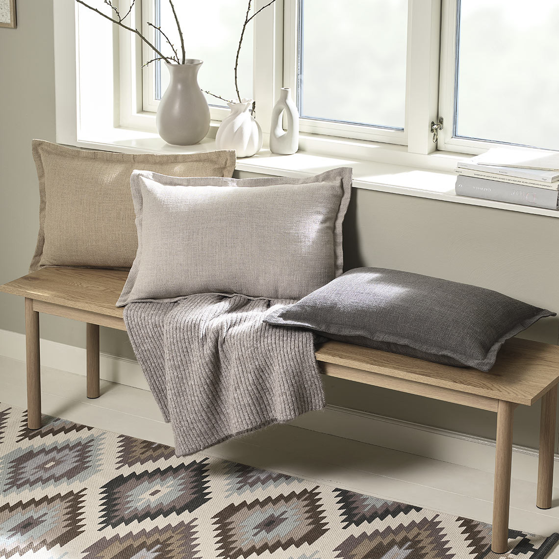 NATTVIOL putetrekk finnes i fargene brun, beige og latte Benk med puter i forskjellige farger