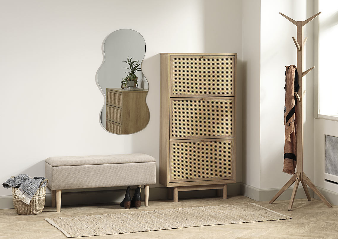 Et inngangsparti innredet med benk og skoskap