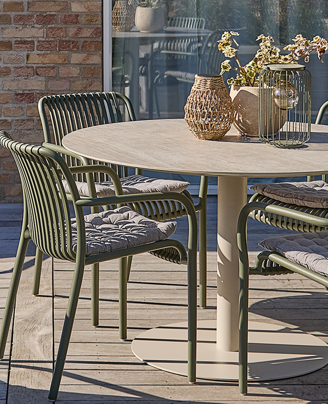 VAMDRUP bord og NABBEN stol