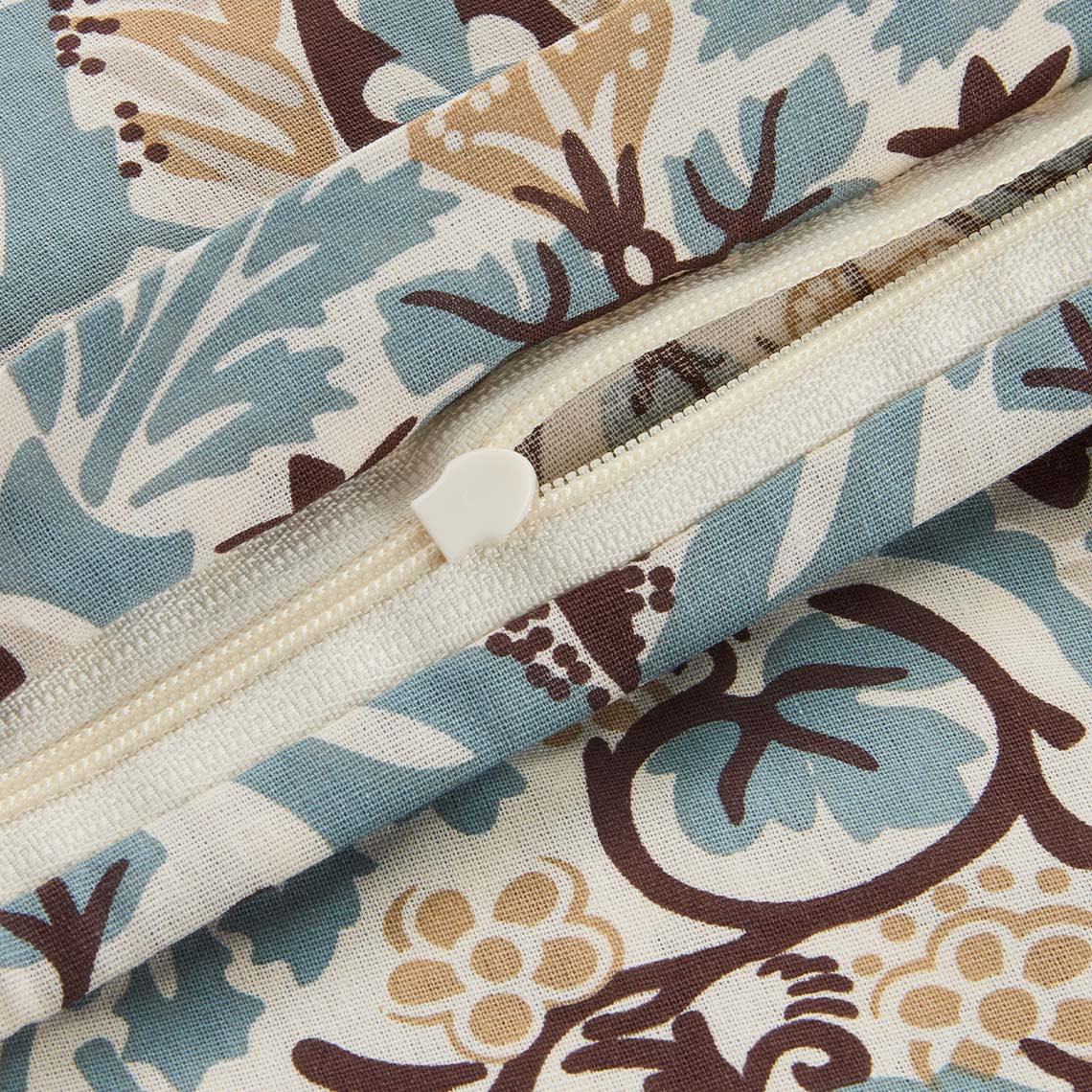 Art deco-inspirert dynetrekk satt i pastellblå og brune fargetoner 