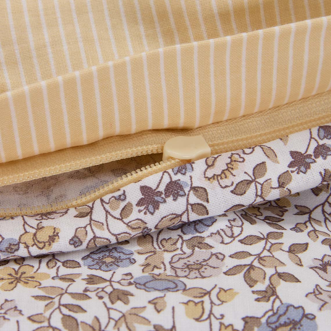 Bomullssengetøy med små pastellblomster i nyanser av lilla og gult