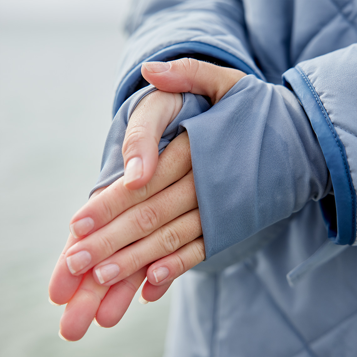 Forlengede ermer holder hendene varme samtidig som de gir fingrene full frihet til å håndtere telefoner, nøkler osv.