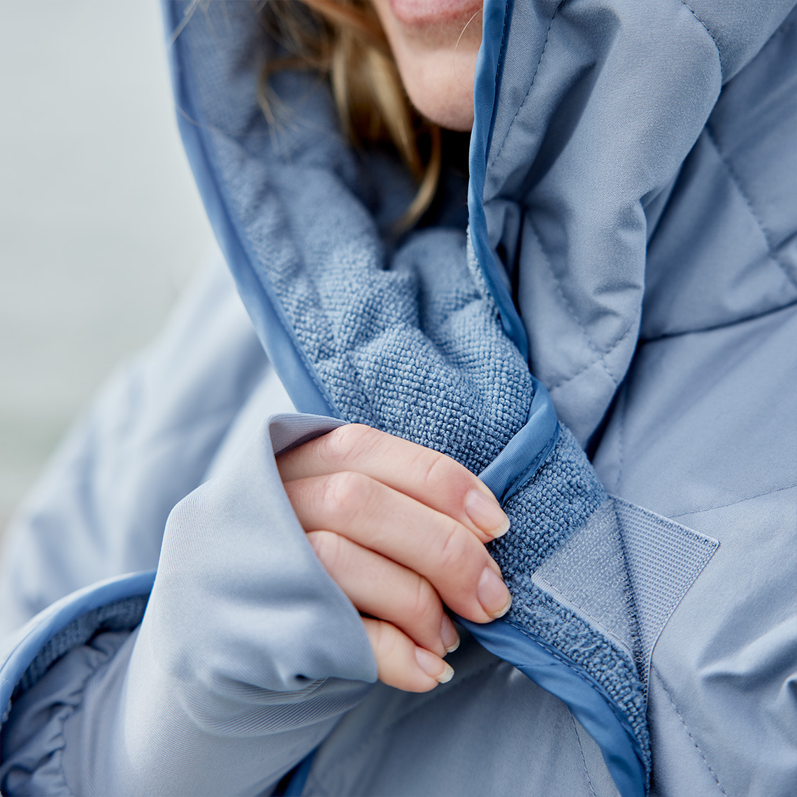 Vinterbadekåpe med borrelåslukking som hjelper deg å holde varmen