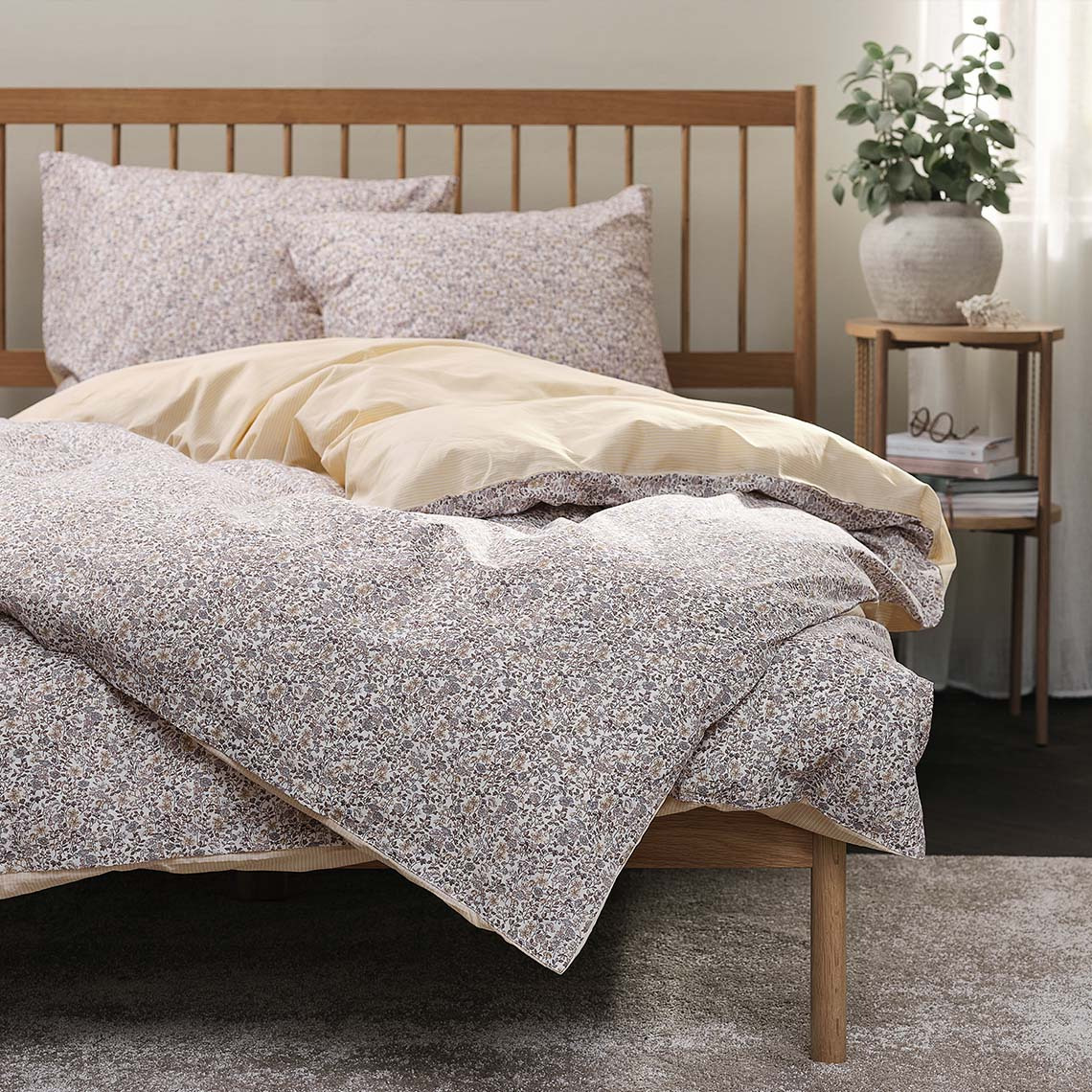 NIKOLINE sengesett Sengetøy med blomsterdesign i myke lilla og gule farger