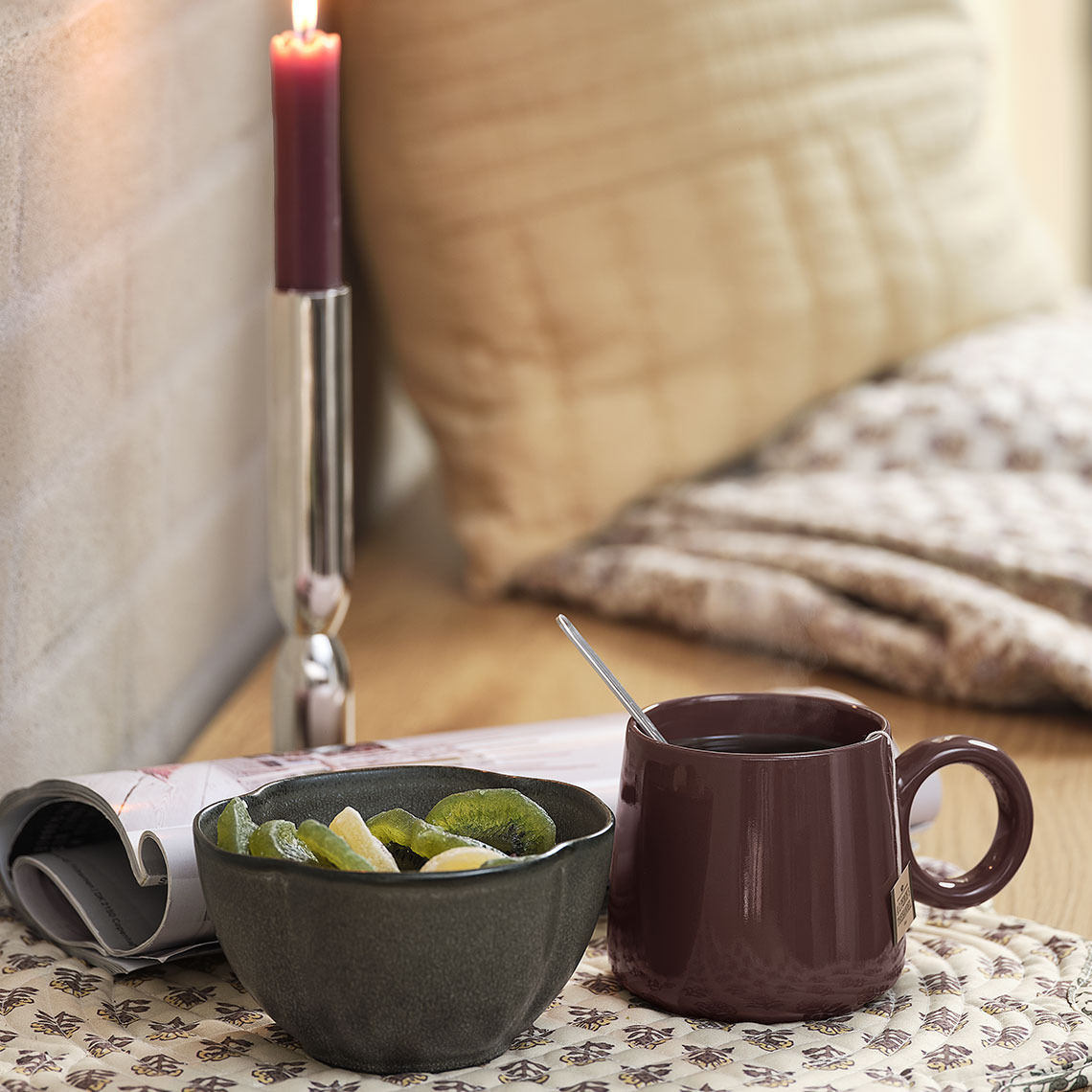 Skål og krus på en bordbrikke