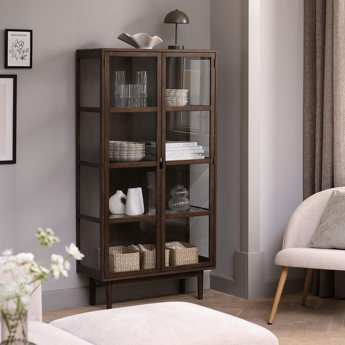 VESTERBY glasskap laget av FSC® sertifisert massiv eik og eikefinér i mørk farge Glasskap laget av FSC® sertifisert massiv eik og eikefinér i mørk farge