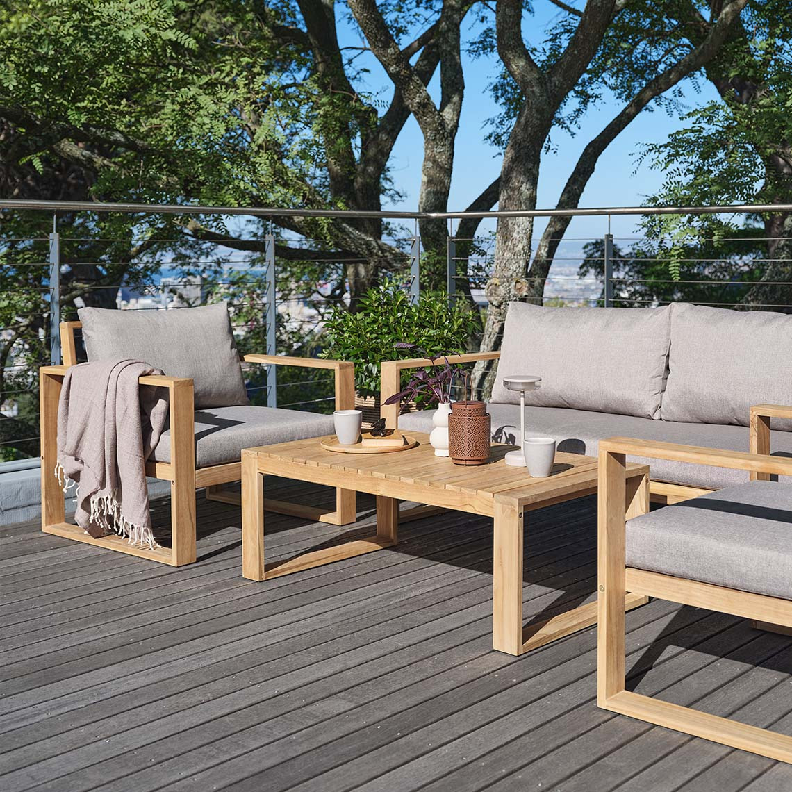 LILLEHOLM loungesett laget av FSC® sertifisert teak Stort loungesett på terrassen laget av FSC® sertifisert teak