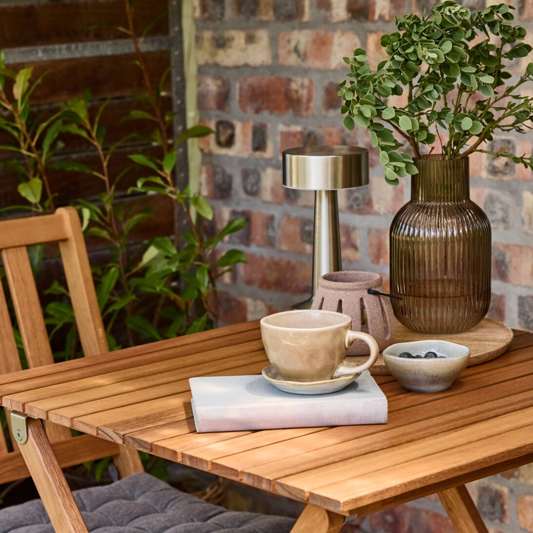 Borddekking med DETMER kaffekopp, YNGVAR vase og MUSVIT batterilampe