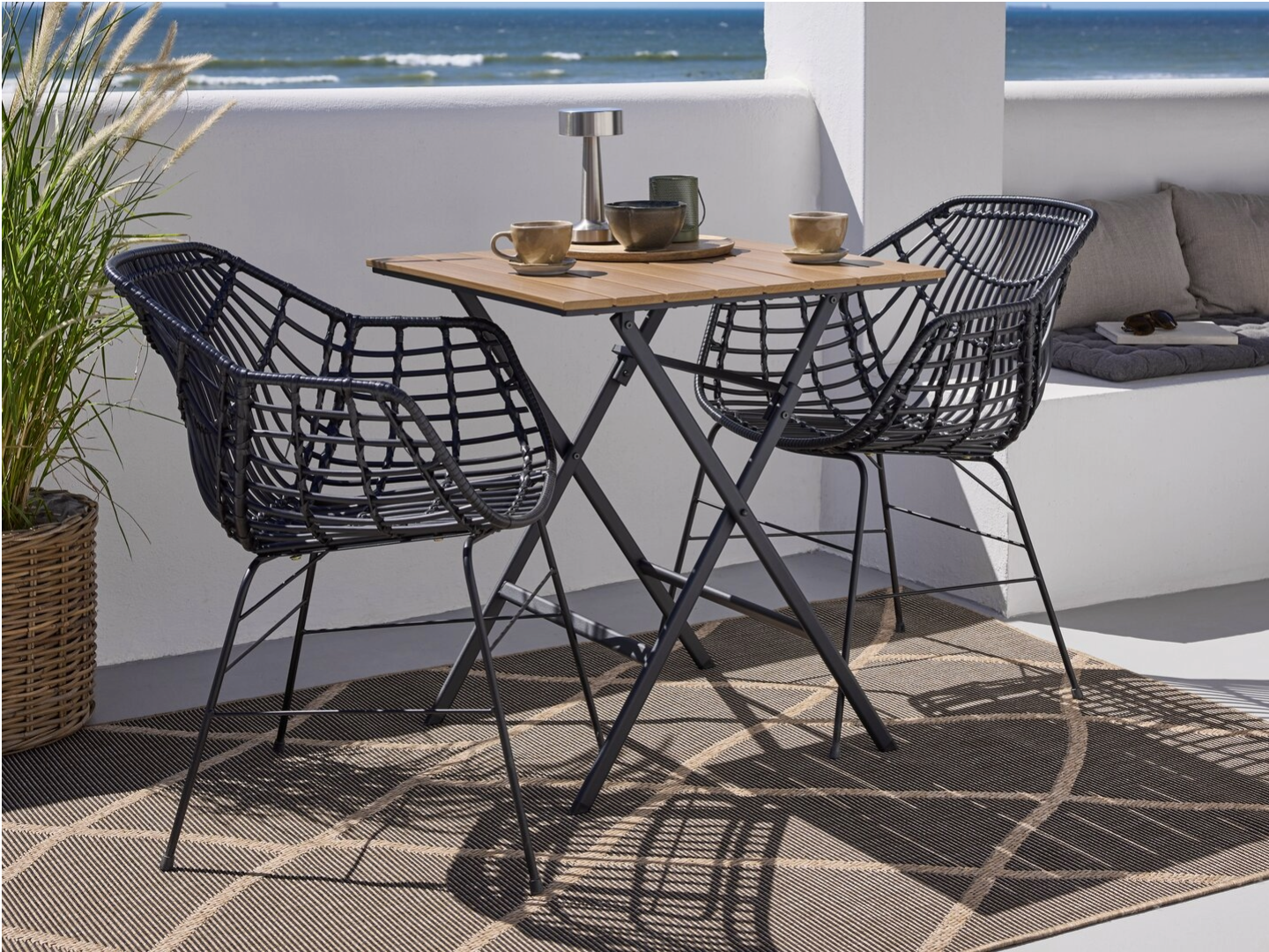 SANDVIKA kafébord og ILDERHUSE hagestoler